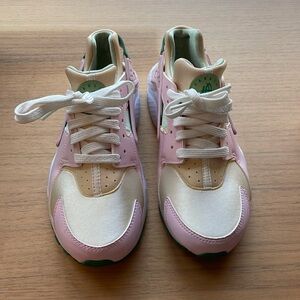 *NEW* never worn Nike Huaraches Run SE youth sneaker